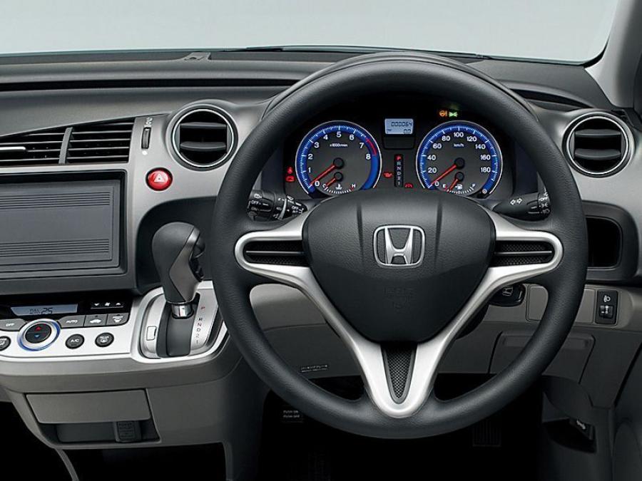  Honda Stream RST 2009 года  (фото 2 из 5)